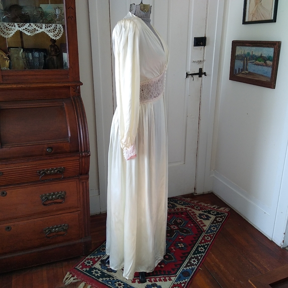 VINTAGE 1940s Ivory Satin and Pink Lace Dressing Gown Robe - Picture 9 of 14
